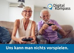 Ein älteres Paar, auf dem Sofa sitzend, mit sogenannten Gamepads (Drücker) in den Händen mit dem Text: "Uns kann man nichts vorspielen."