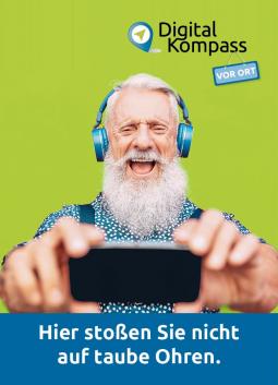 Älterer Herr mit ohrumschließenden Kopfhörern sieht auf ein Smartphone mit dem Text: "Hier stoßen Sie nicht auf taube Ohren."