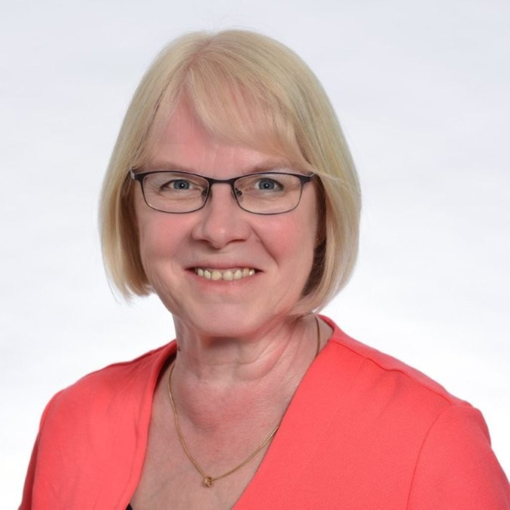 Porträtfoto von Angelika Ostrowski, einer Mitarbeiterin des Deutschen Blinden- und Sehbehindertenverbandes e.V. (DBSV), Partner des Digital-Kompass
