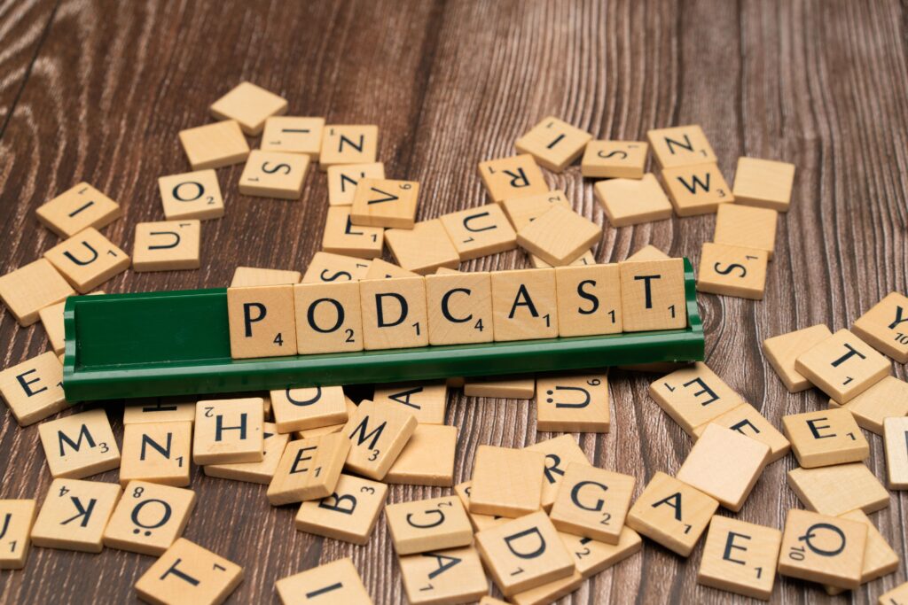 Scrabble Steine sind zusammengelegt zum Wort "Podcast".
